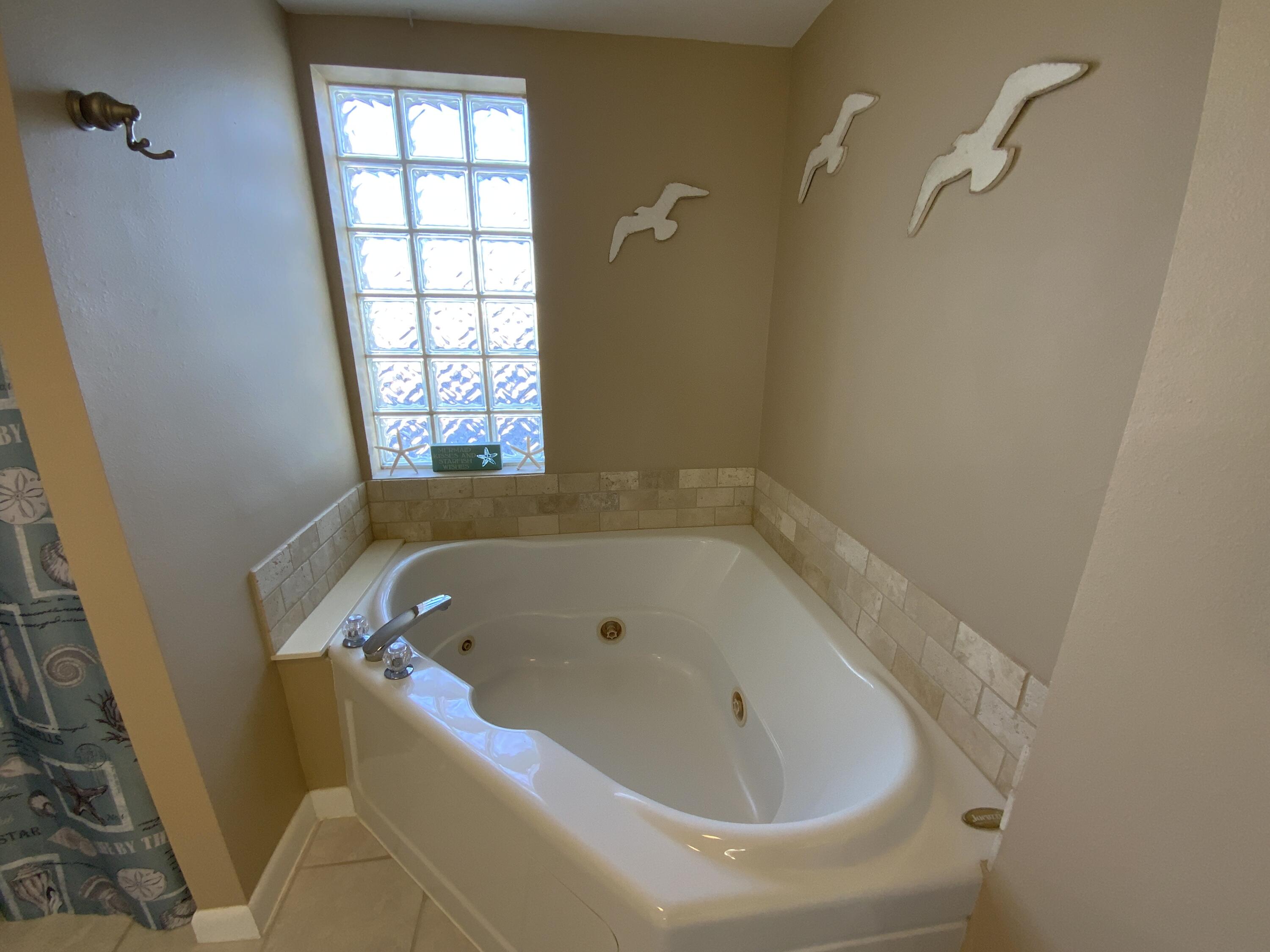 670 Santa Rosa Boulevard, Unit 503 Fort Walton Beach, FL 32548 - Photo 28 of 44 a bathroom with a bathtub