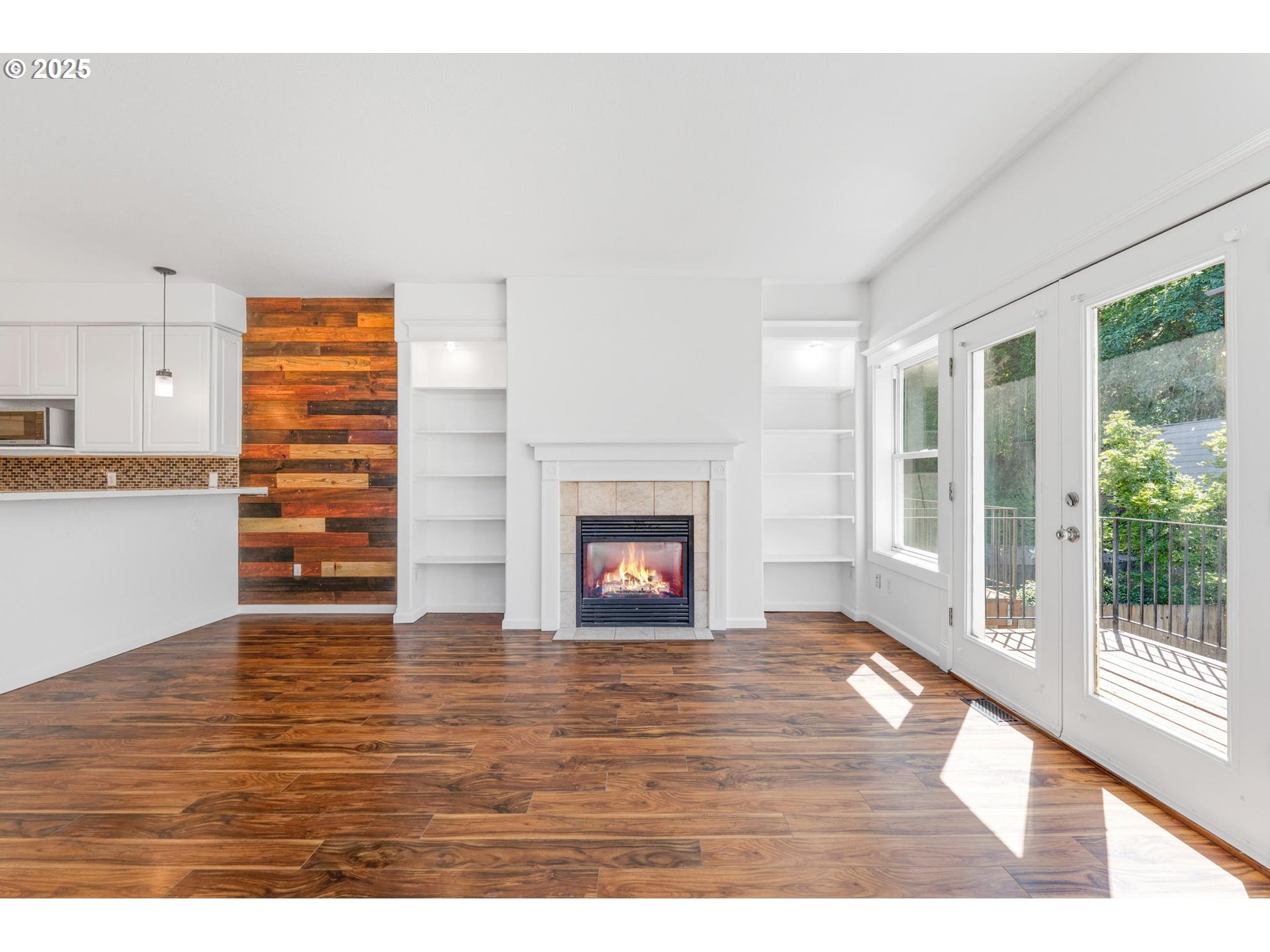 4815 Southwest 1st Avenue Portland, OR 97239 - Photo 11 of 43 a view of an empty room and window