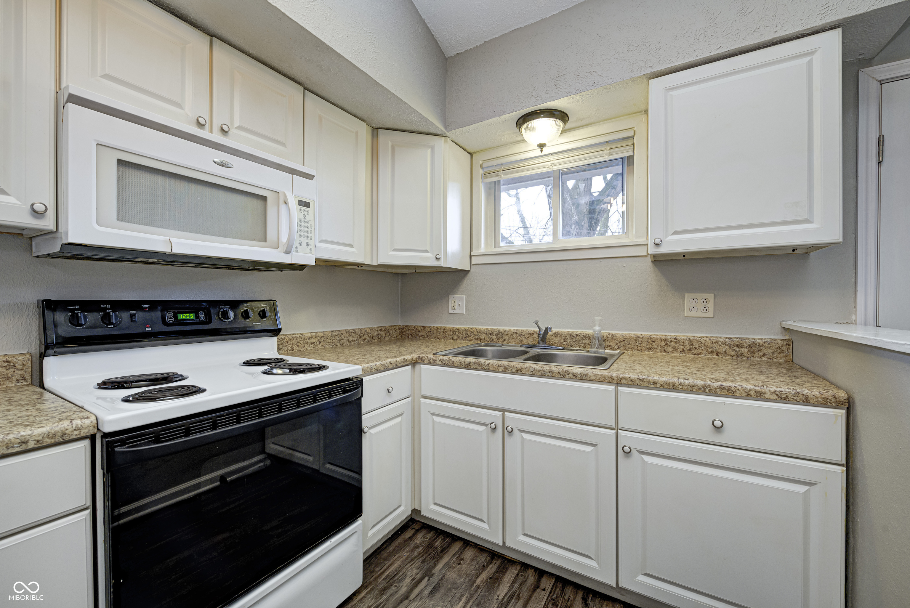 8467 Bluff Road Indianapolis, IN 46217 - Photo 7 of 18