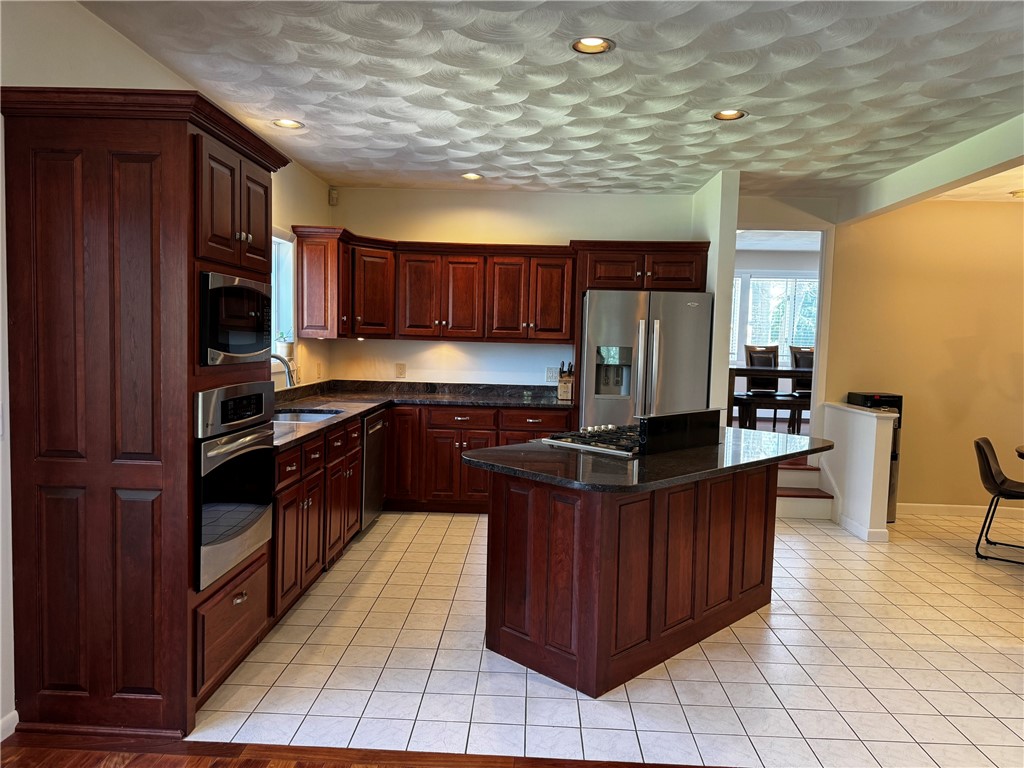 4 Wolfe Court Coventry, RI 02816 - Photo 8 of 41