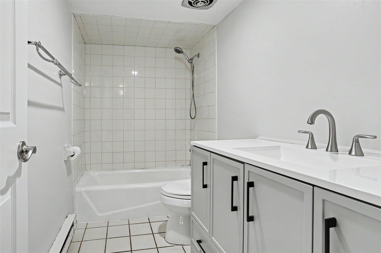 722 West Kilgore Road, Unit 102 Kalamazoo, MI 49008 - Photo 3 of 15