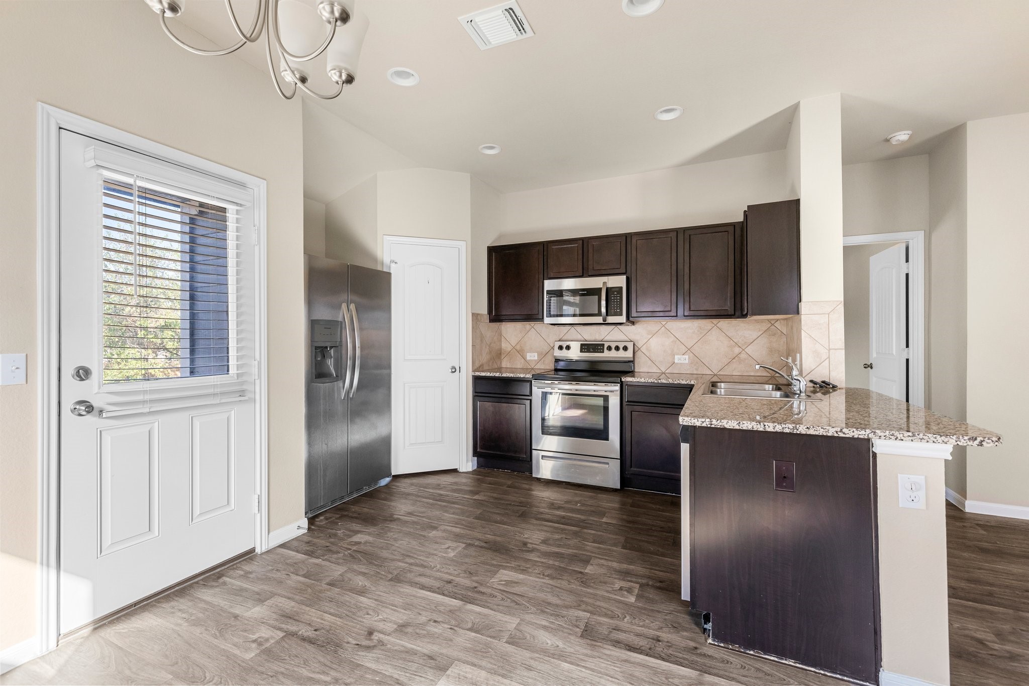 910 Comal Run Hutto, TX 78634 - Photo 6 of 25 Breakfast bar.