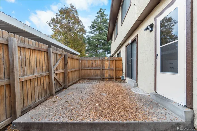 a view of a backyard