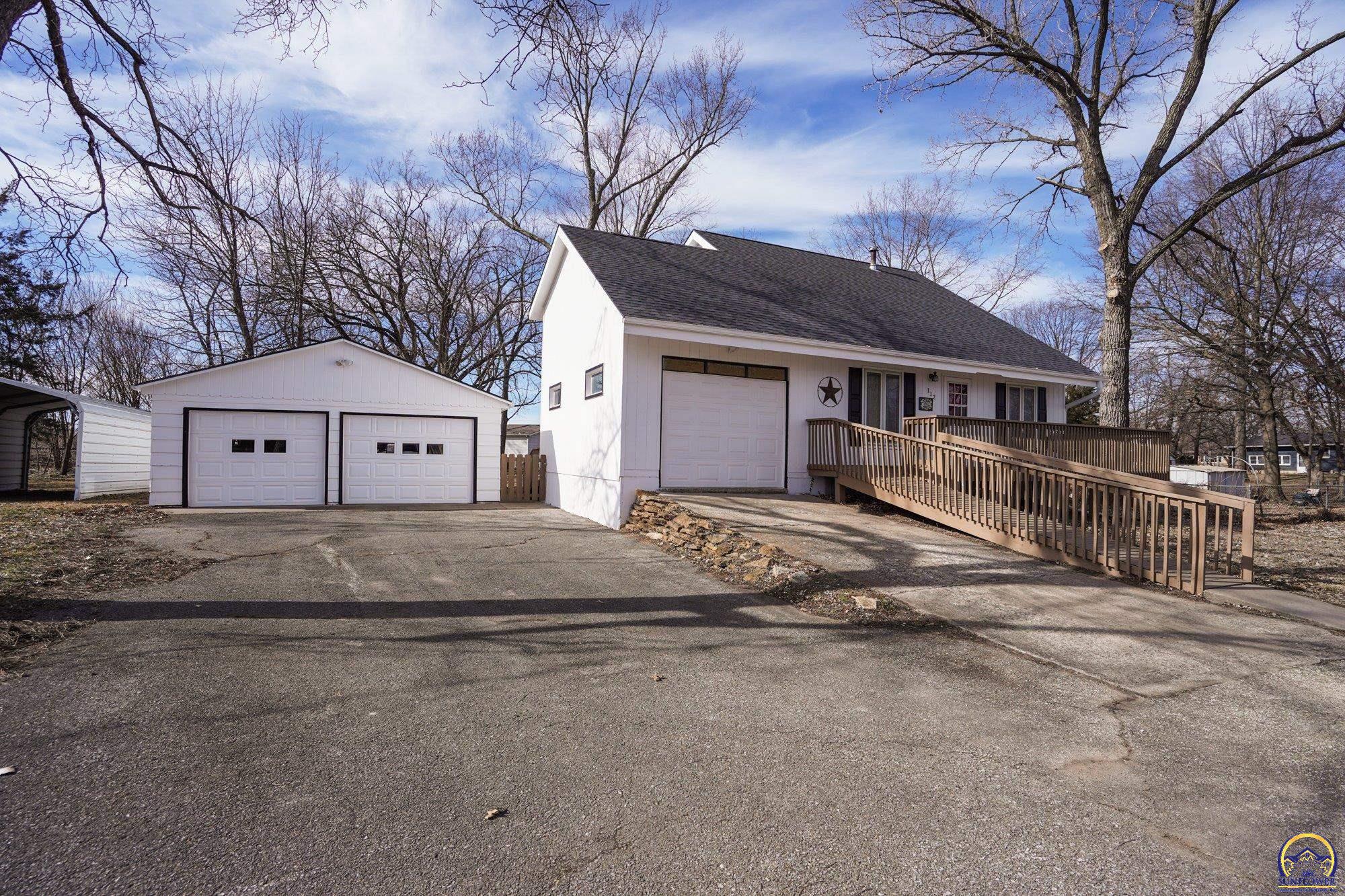 112 Walnut Court Perry, KS 66073 - Photo 3 of 36