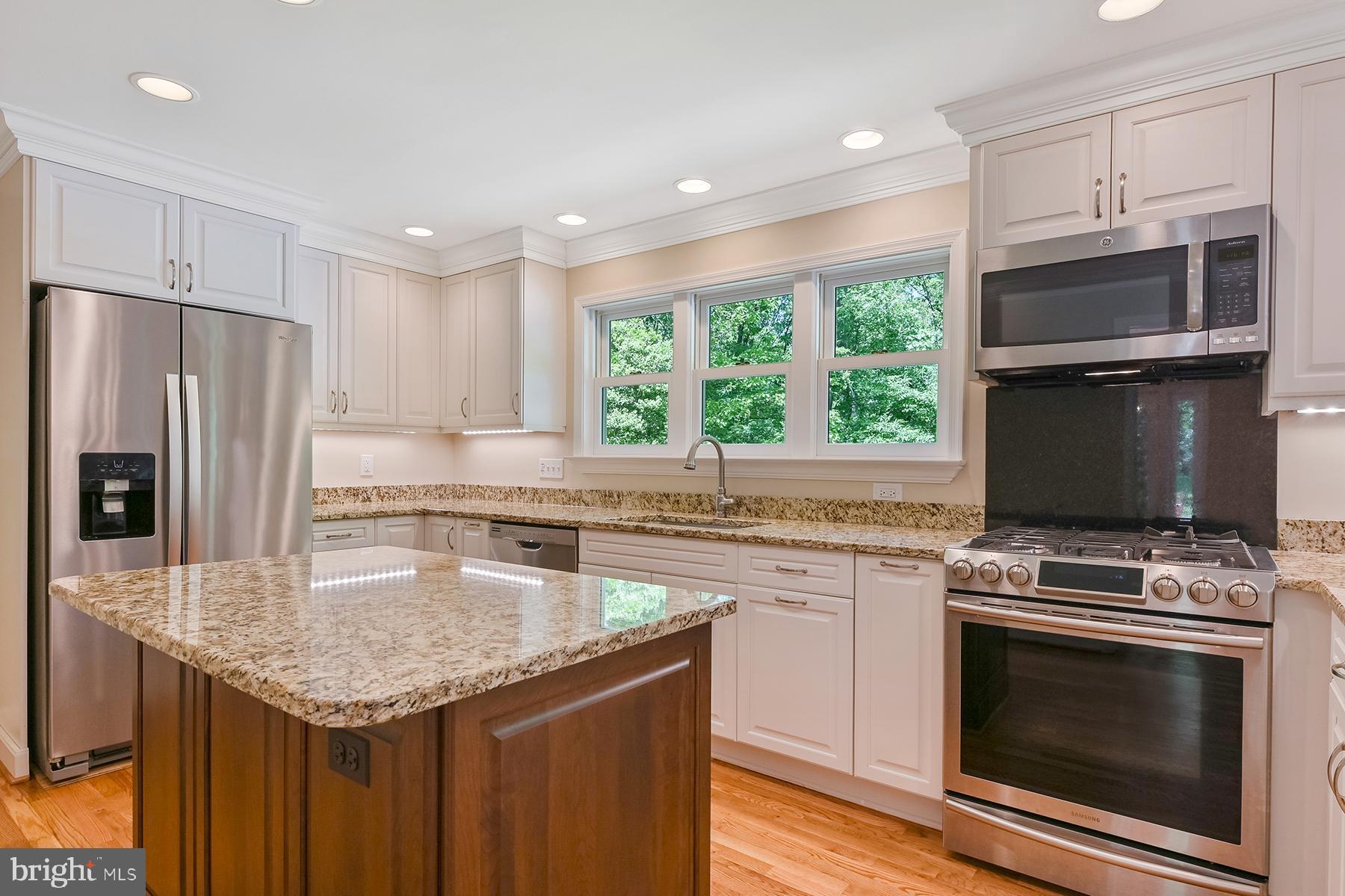 3226 Cragun Road Edgewater, MD 21037 - Photo 9 of 57 Kitchen has upgraded appliances