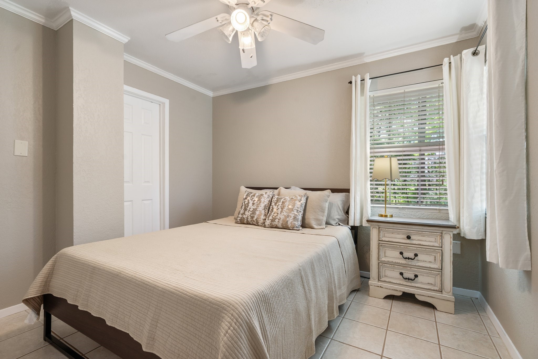 14758 Kirbee Drive Conroe, TX 77302 - Photo 28 of 35 Guest bedroom 2nd floor