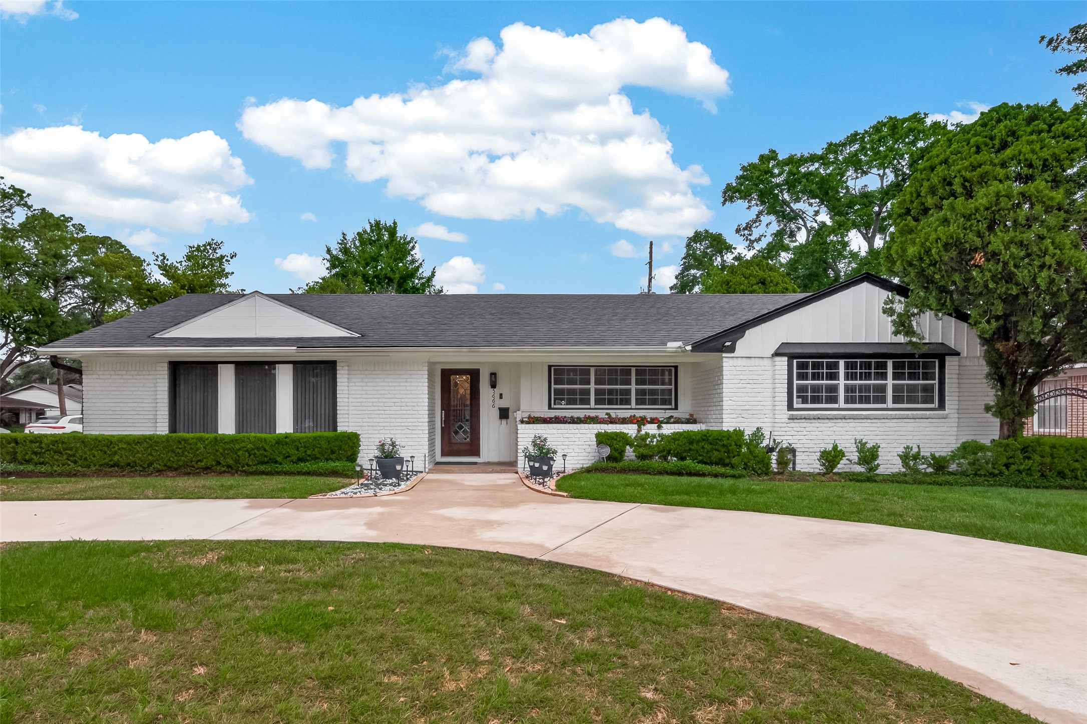 5666 Overbrook Lane Houston, TX 77056 - Photo 1 of 36