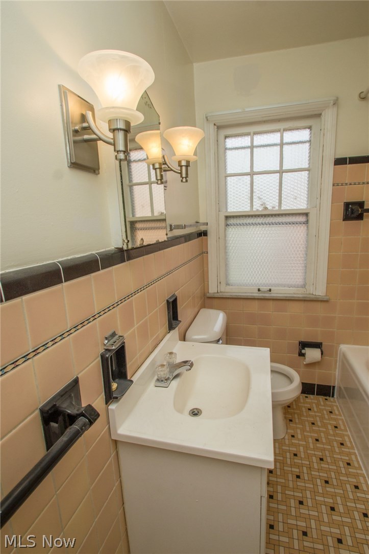 2384 Ashurst Road University Heights, OH 44118 - Photo 20 of 28 Up full bath