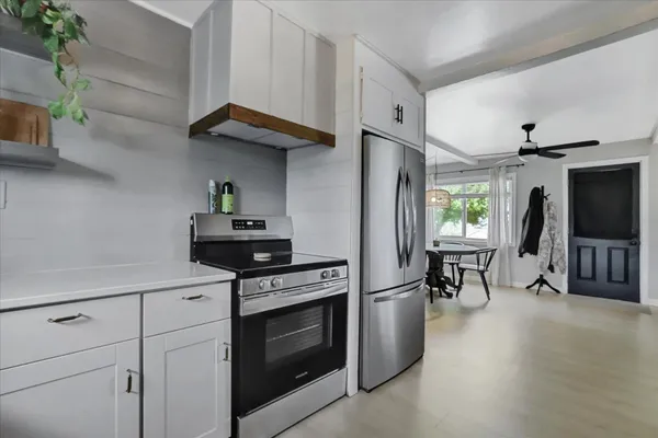 a view of livingroom with furniture