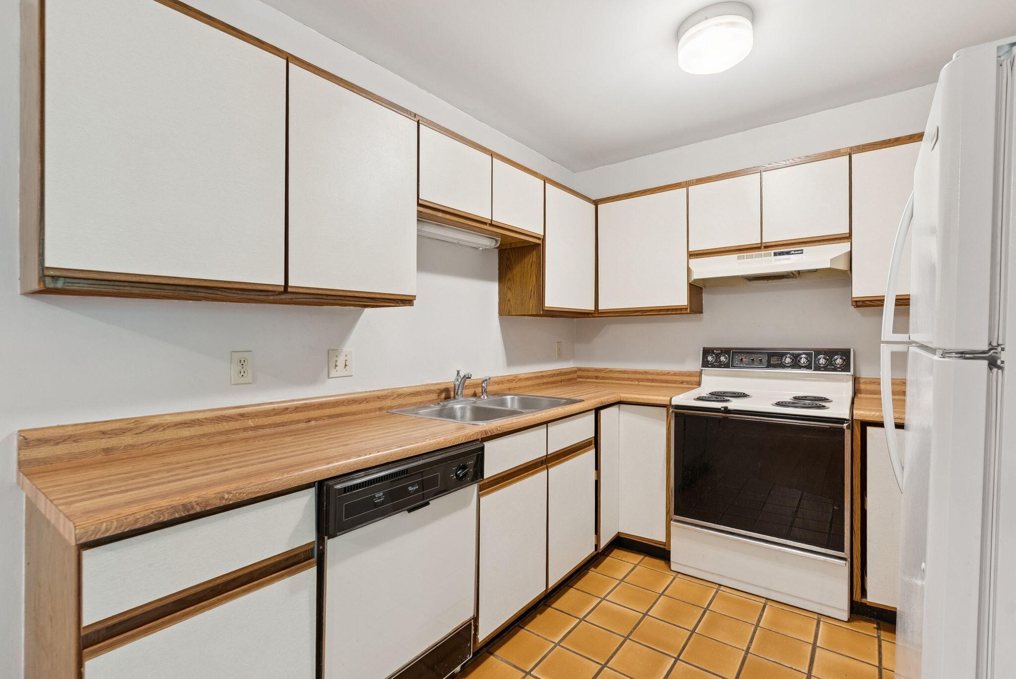 85 Middle Street, Unit 10 Hallowell, ME 04347 - Photo 3 of 29 25_DSC07331