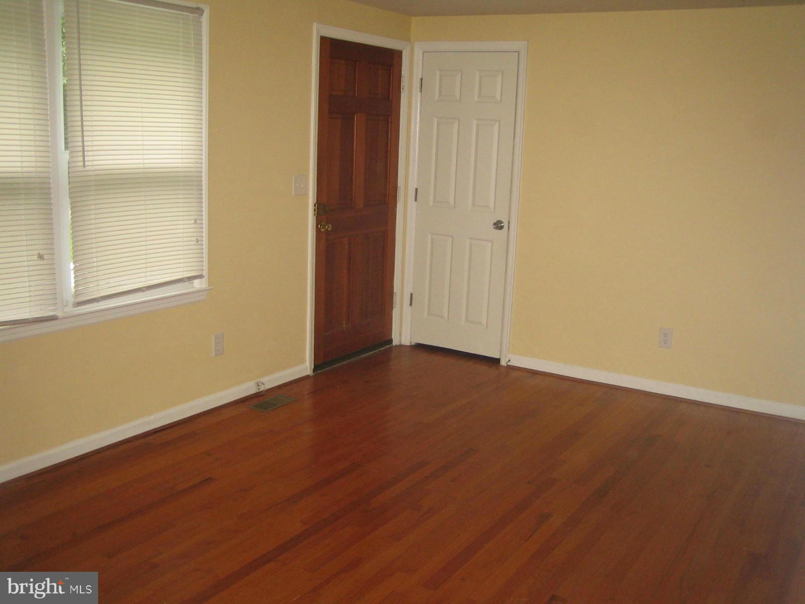 7743 Rogues Road Nokesville, VA 20181 - Photo 15 of 17 Living Room