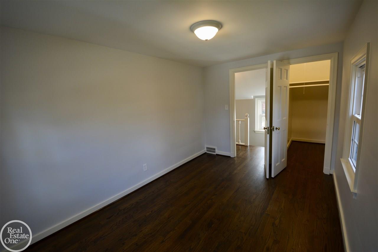 288 Fisher Road Grosse Pointe, MI 48230 - Photo 18 of 38 31342095-17.JPG