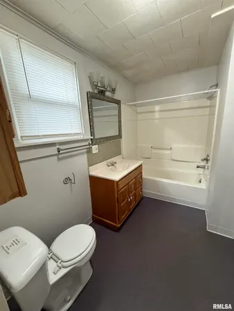 $70,000 | 404 West Pierce Street, Macomb, IL 61455
