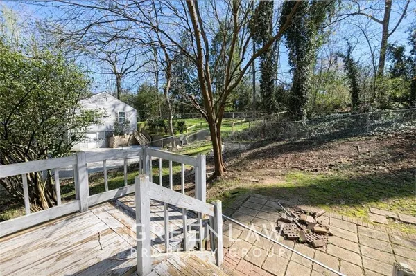 a view of a lake with house in the background