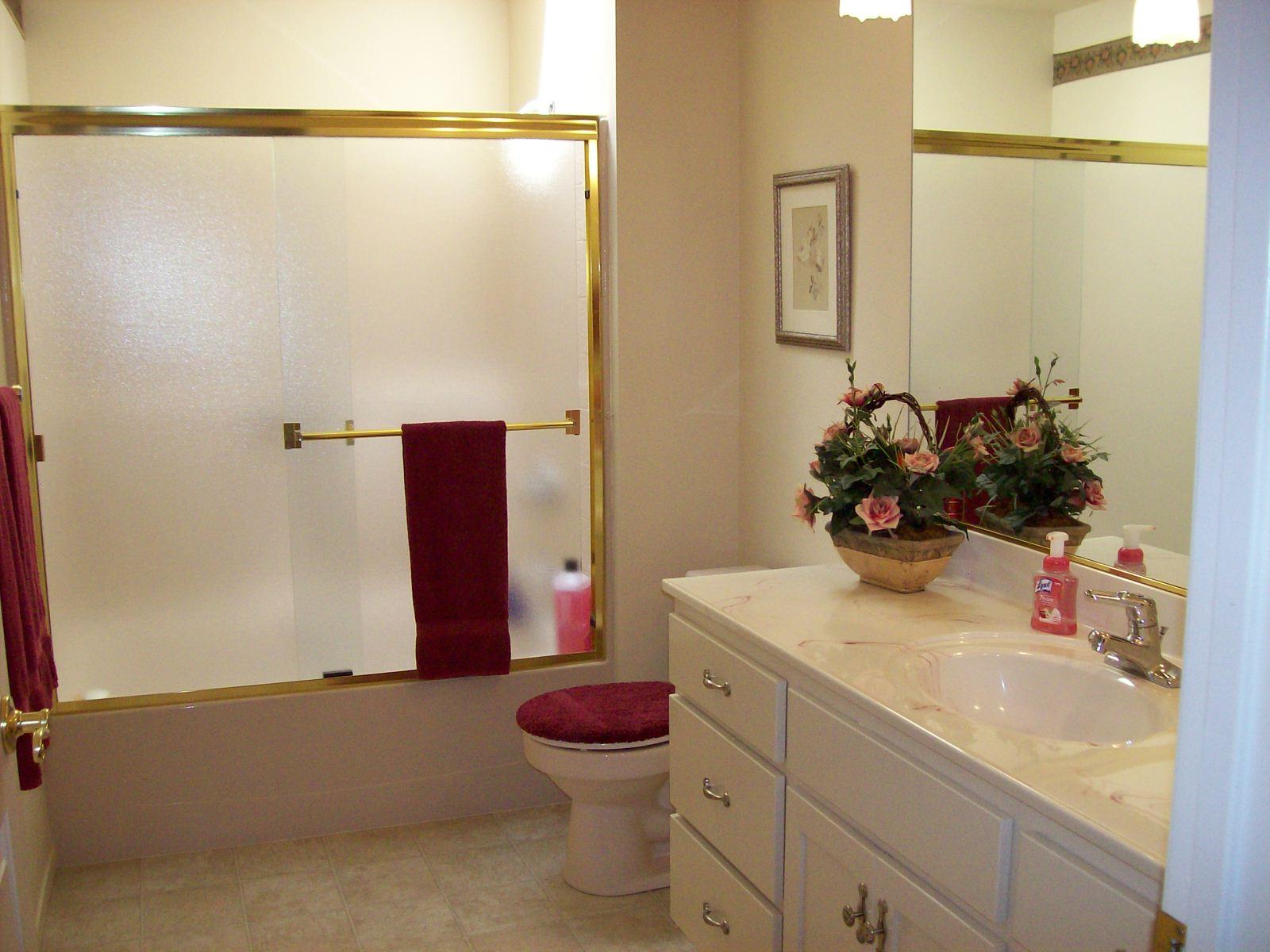 18665 Saddleback Ridge Road Cottonwood, CA 96022 - Photo 22 of 41 Guest Bathroom
