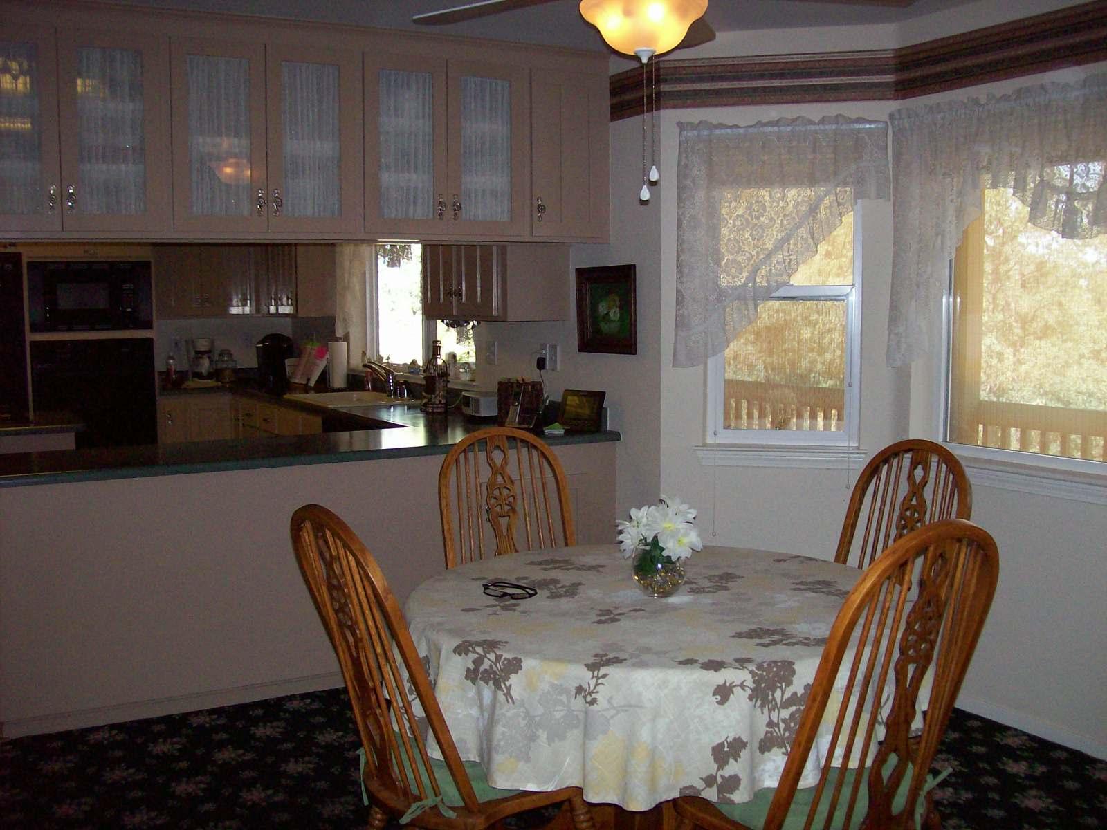 18665 Saddleback Ridge Road Cottonwood, CA 96022 - Photo 10 of 41 Breakfast Eating Area