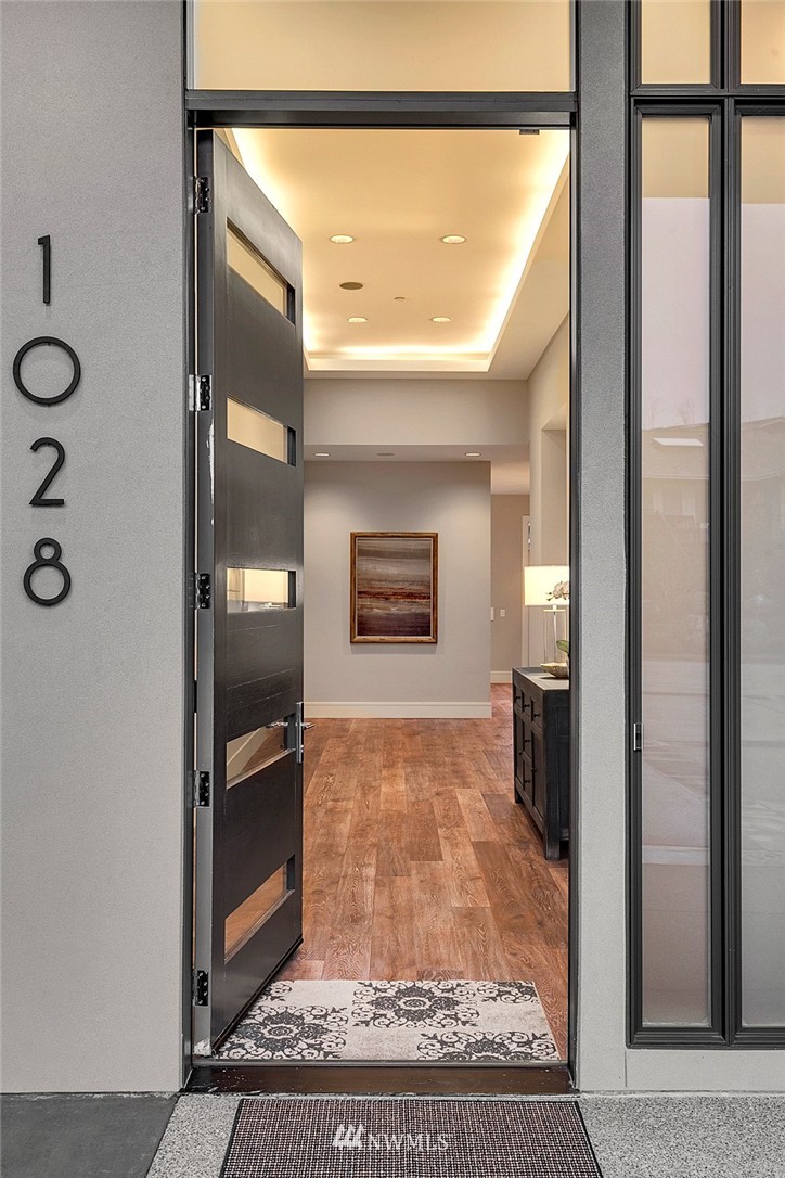 1028 Belfair Road Bellevue, WA 98004 - Photo 2 of 25 Gallery Image 2