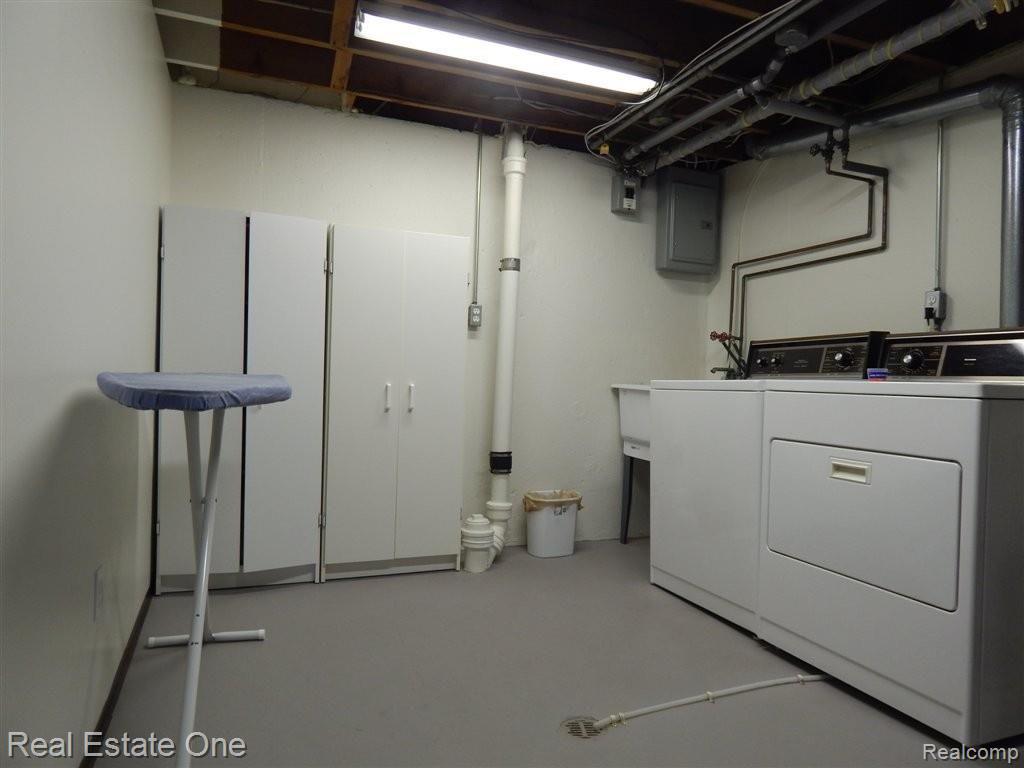 9833 Middlebelt Road Livonia, MI 48150 - Photo 29 of 31 Laundry Room