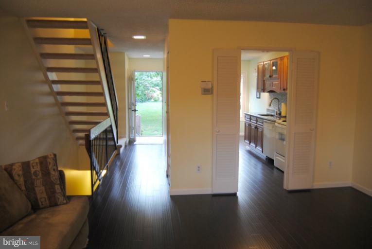 2232 Cartwright Place Reston, VA 20191 - Photo 12 of 16 Living Room
