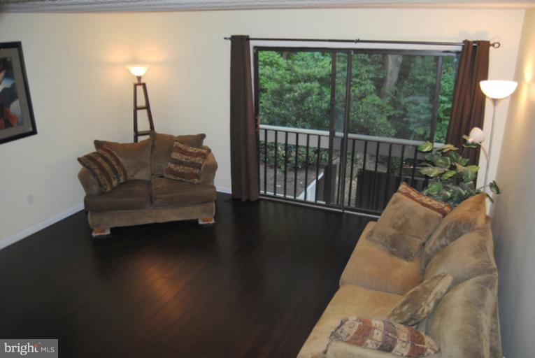 2232 Cartwright Place Reston, VA 20191 - Photo 9 of 16 Living Room