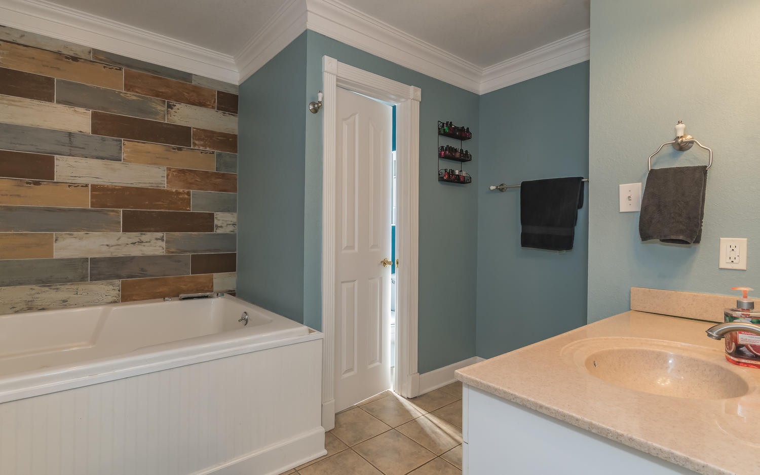 3798 Dutch Valley Road Clinton, TN 37716 - Photo 18 of 37 a bathroom with a sink and a bathtub