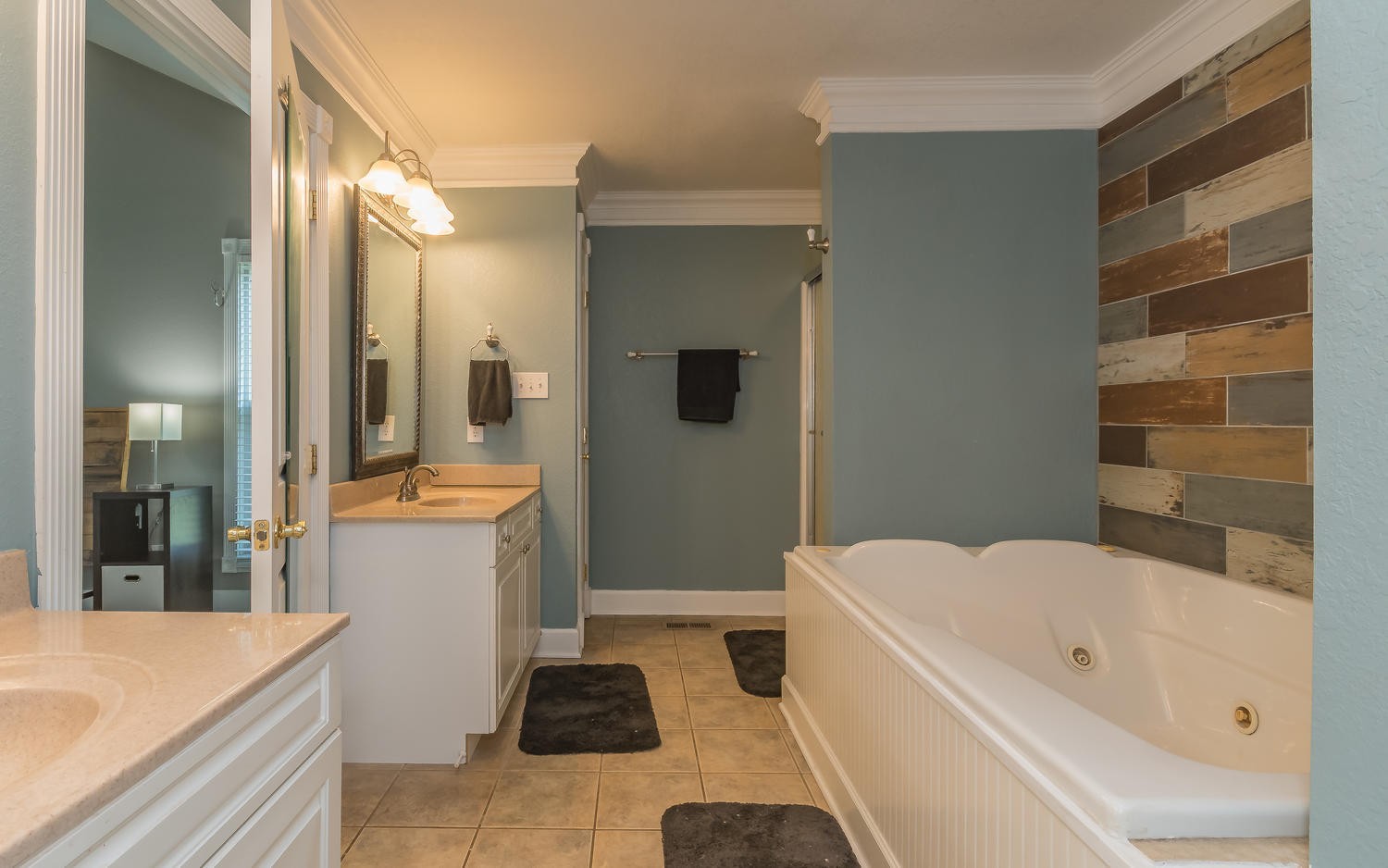 3798 Dutch Valley Road Clinton, TN 37716 - Photo 19 of 37 a bathroom with a tub a sink and a mirror