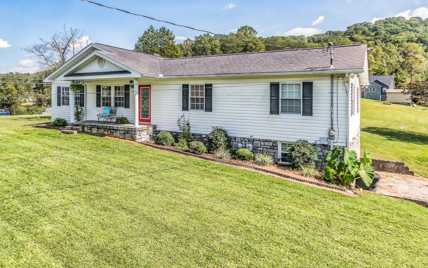 3798 Dutch Valley Road Clinton, TN 37716 - Photo 3 of 37 a front view of a house with garden