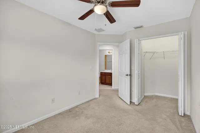 a view of entryway and ceiling fan