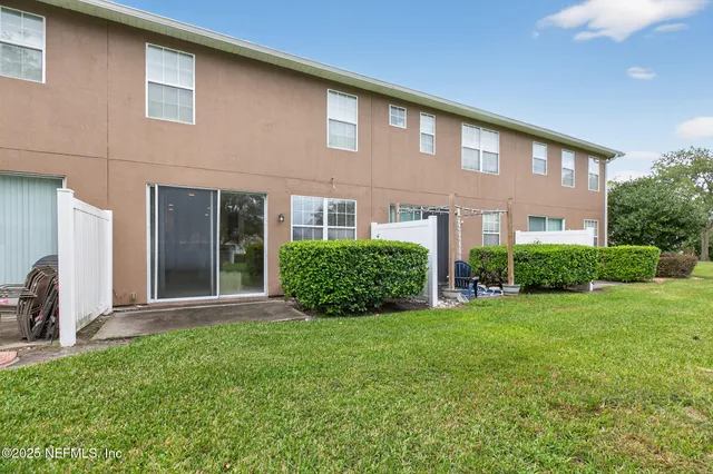 a view of outdoor space yard and porch