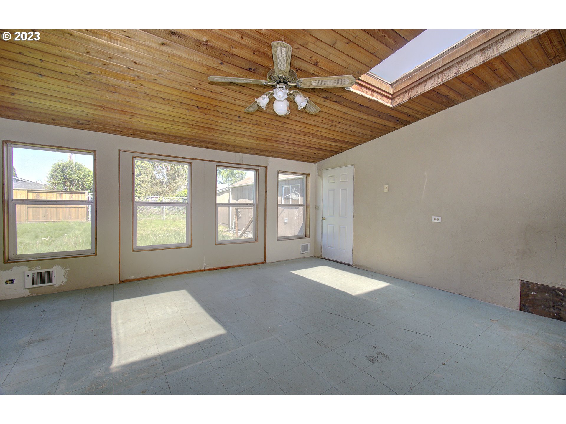271 28th Avenue Longview, WA 98632 - Photo 17 of 29 a view of an empty room with a window
