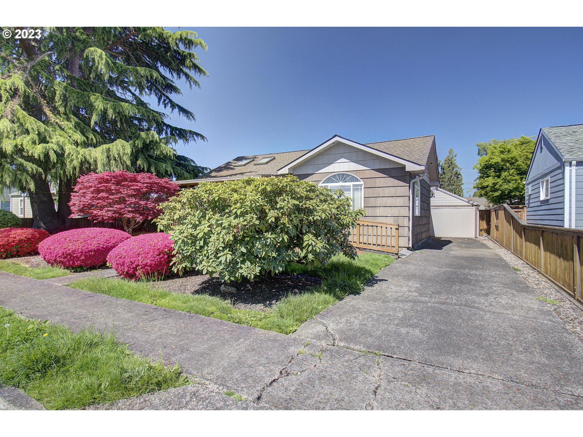 271 28th Avenue Longview, WA 98632 - Photo 4 of 29 a front view of a house with a yard and potted plants