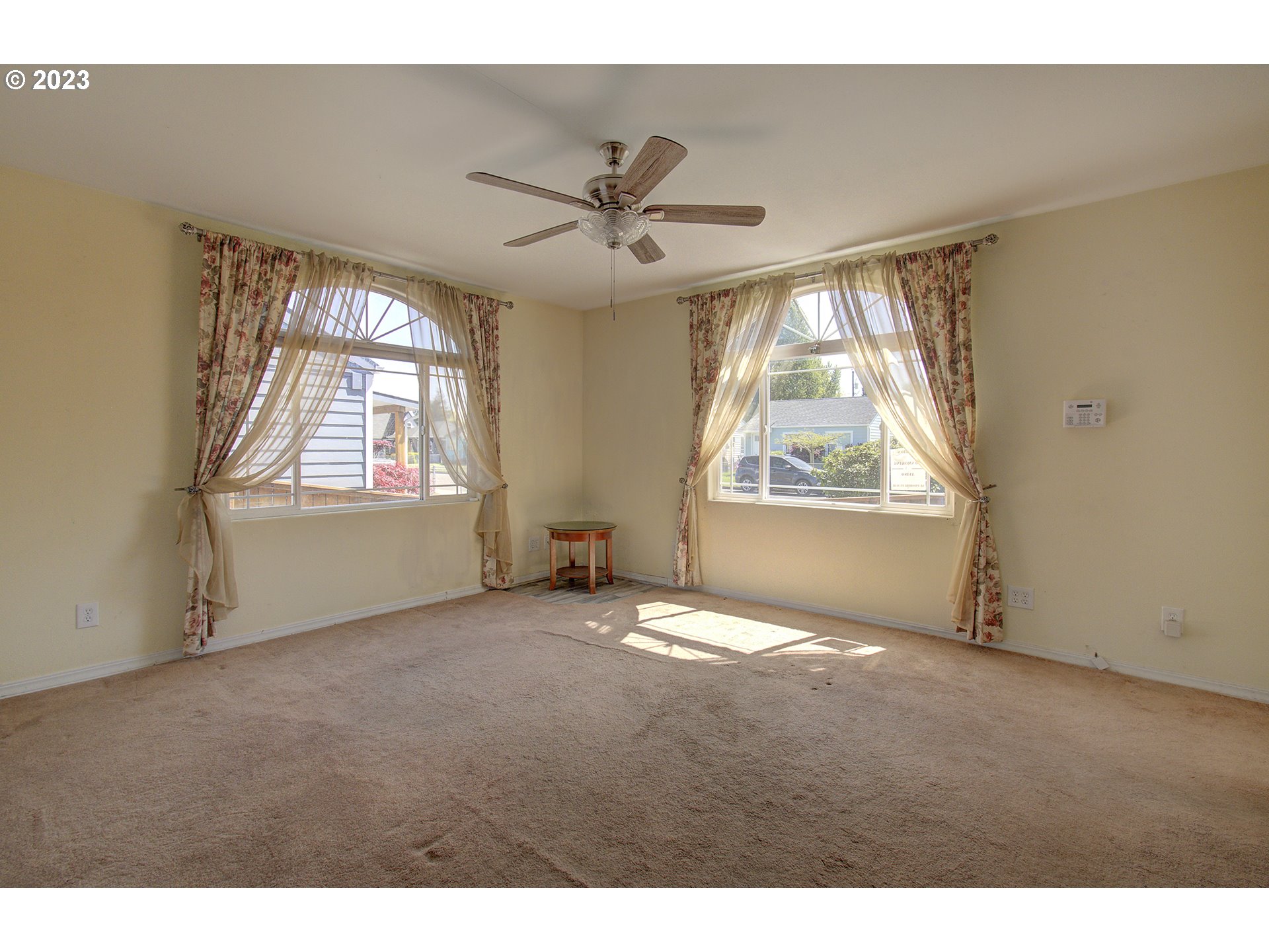 271 28th Avenue Longview, WA 98632 - Photo 8 of 29 a view of an empty room with a window