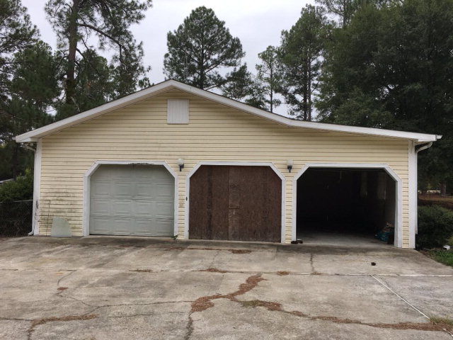 3334 Hamlin Road Lizella, GA 31052 - Photo 4 of 11 a view of garage and yard