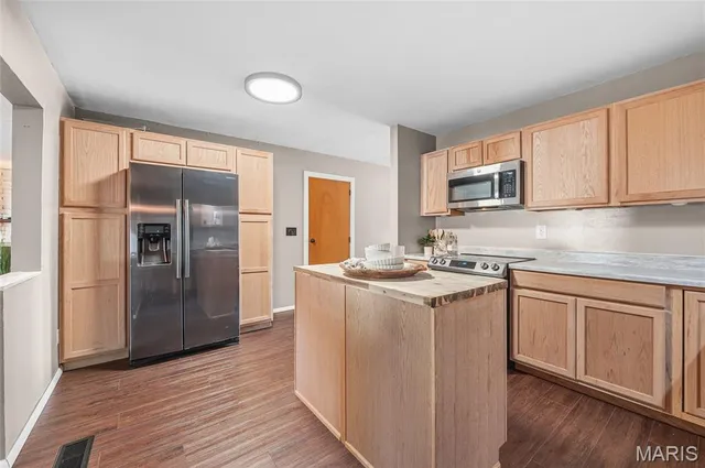 $230,000 | 1202 Sir Lancelot Lane, Godfrey, IL 62035