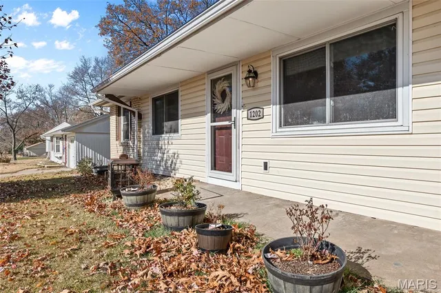 $230,000 | 1202 Sir Lancelot Lane, Godfrey, IL 62035