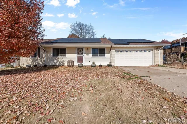 $230,000 | 1202 Sir Lancelot Lane, Godfrey, IL 62035