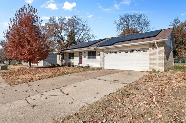 $230,000 | 1202 Sir Lancelot Lane, Godfrey, IL 62035
