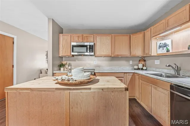 $230,000 | 1202 Sir Lancelot Lane, Godfrey, IL 62035