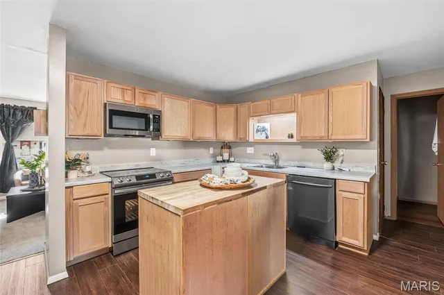 $230,000 | 1202 Sir Lancelot Lane, Godfrey, IL 62035