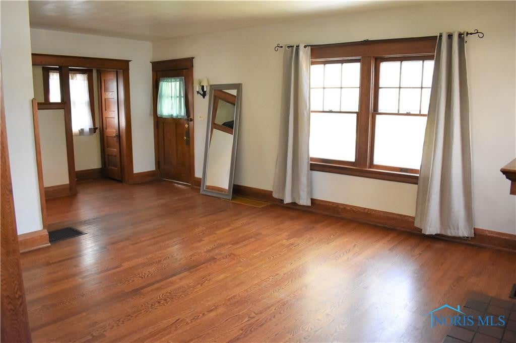 1725 Gilbert Road Toledo, OH 43614 - Photo 3 of 49 Living Room w/ hardwood floors.