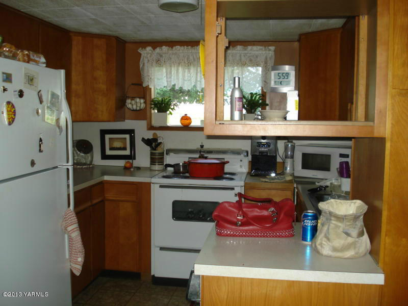 2670 Jensen Road Toppenish, WA 98948 - Photo 4 of 6 a kitchen with a stove and a refrigerator