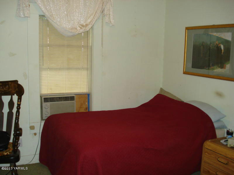 2670 Jensen Road Toppenish, WA 98948 - Photo 5 of 6 a bedroom with a bed and a painting on the wall