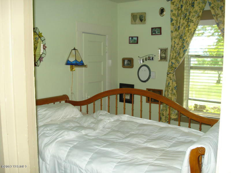 2670 Jensen Road Toppenish, WA 98948 - Photo 6 of 6 a bedroom with bed and window