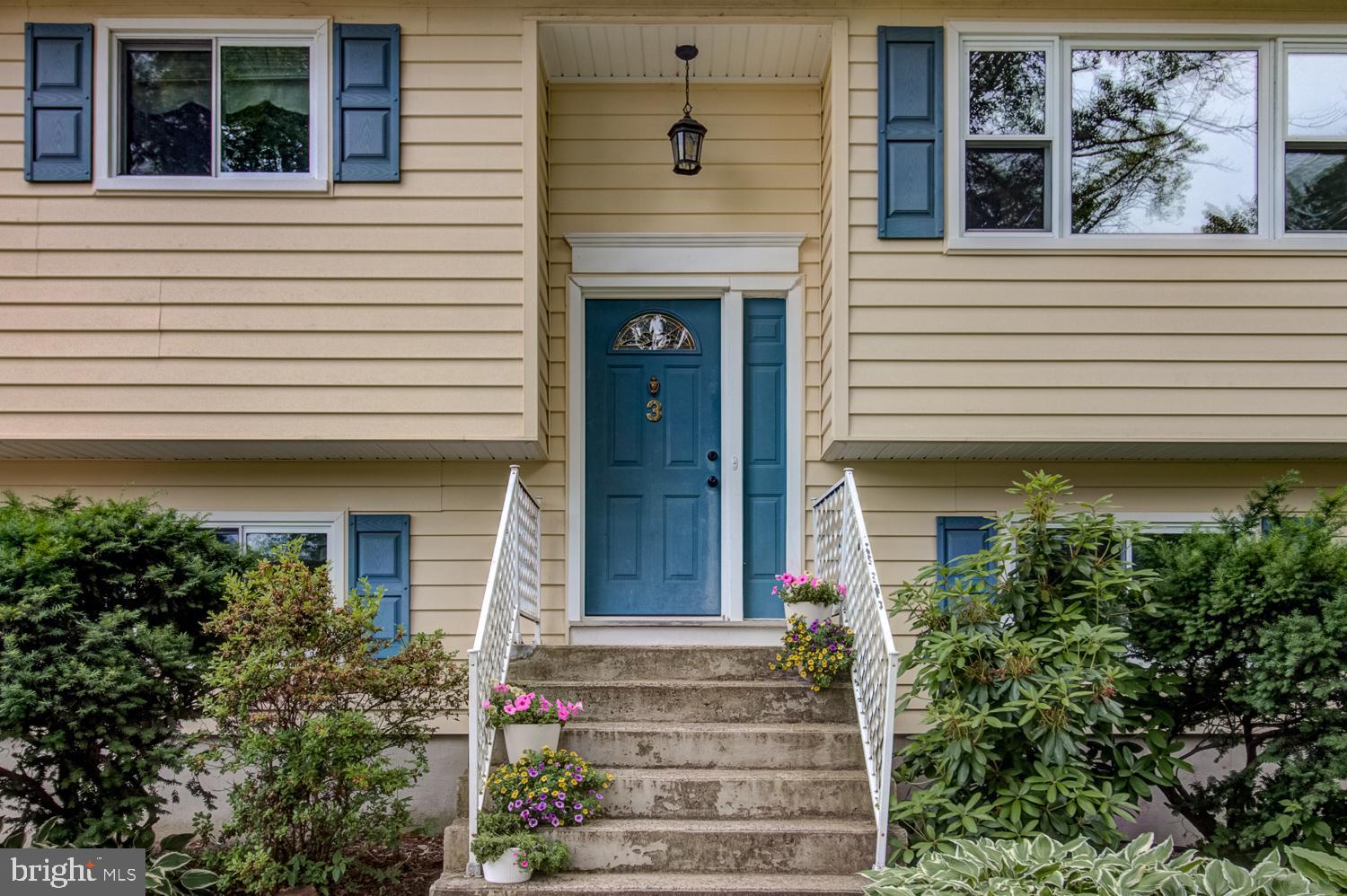3 Robinson Road Allentown, NJ 08501 - Photo 4 of 47 Front steps and door