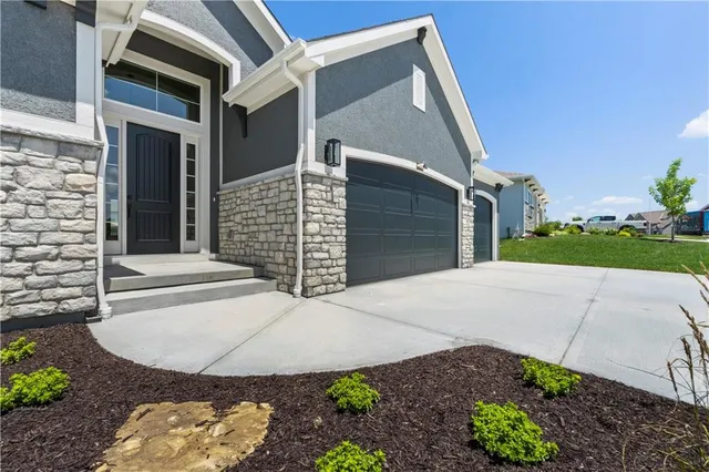 $765,000 | 10332 North Potter Avenue, Kansas City, MO 64157