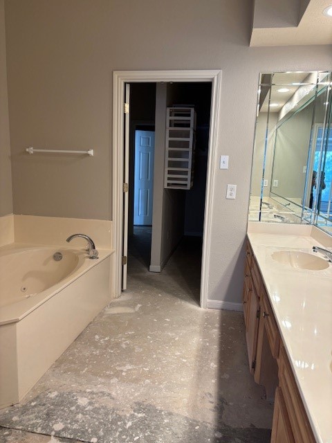 24 Lakeview Manor Huntsville, TX 77340 - Photo 18 of 26 a bathroom with a bathtub sink and mirror