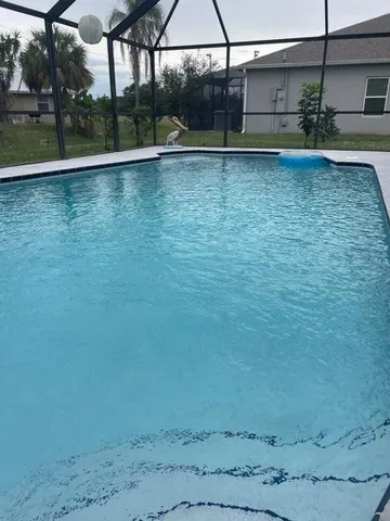 a view of a backyard