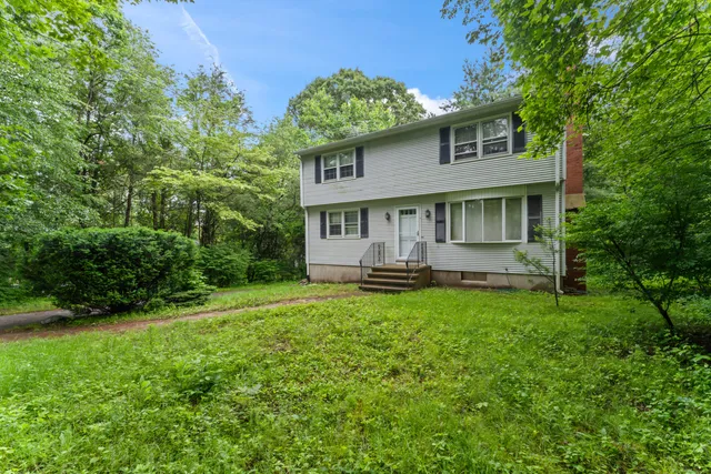 a view of a house with backyard and garden