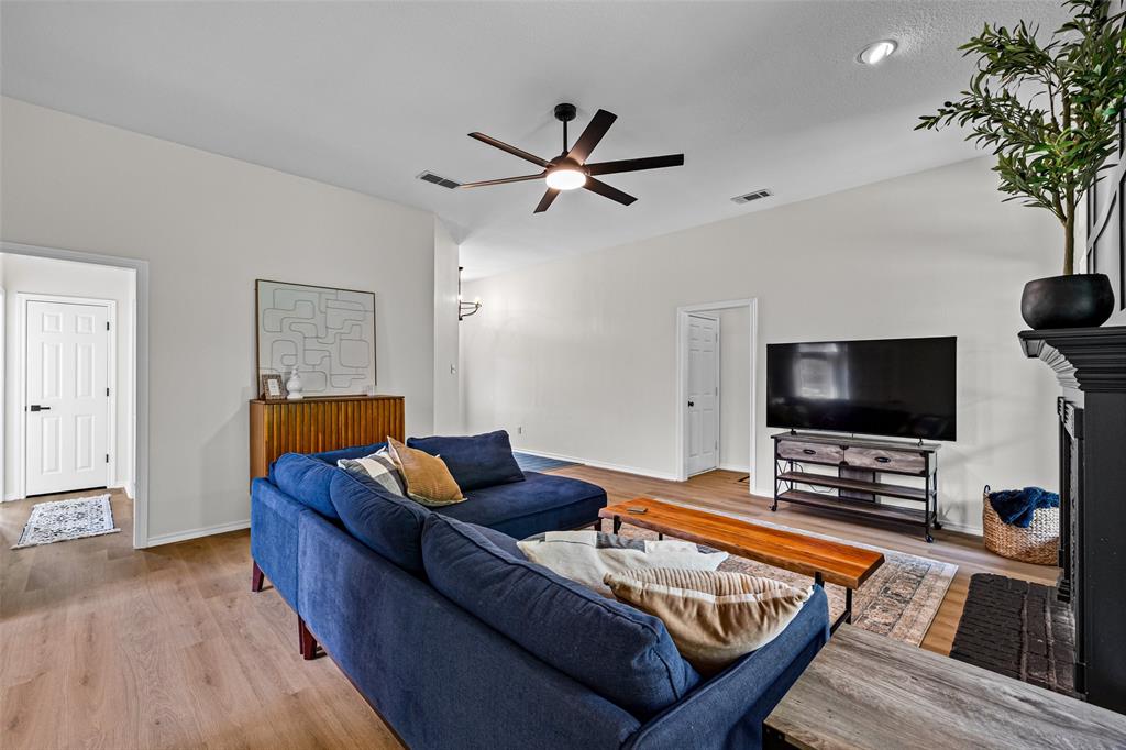 1526 Shadow Run Weatherford, TX 76086 - Photo 8 of 40