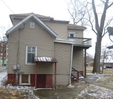 1411 North 5th Street Springfield, IL 62702 - Photo 3 of 11 a front view of a house with garage